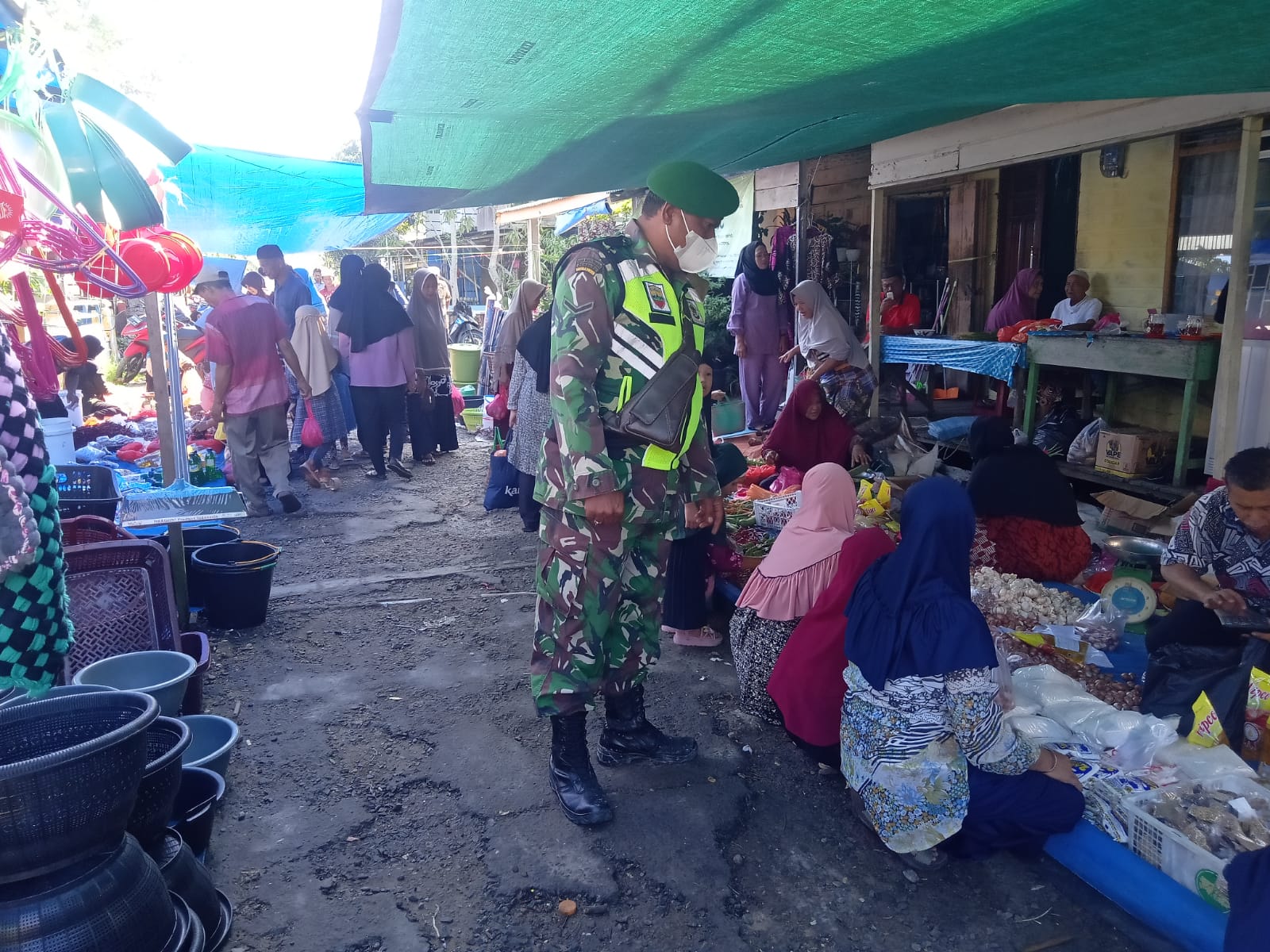 Koramil 04/Kuindra Berikan Himbauan Penerapan Prokes di Pasar Pelabuhan