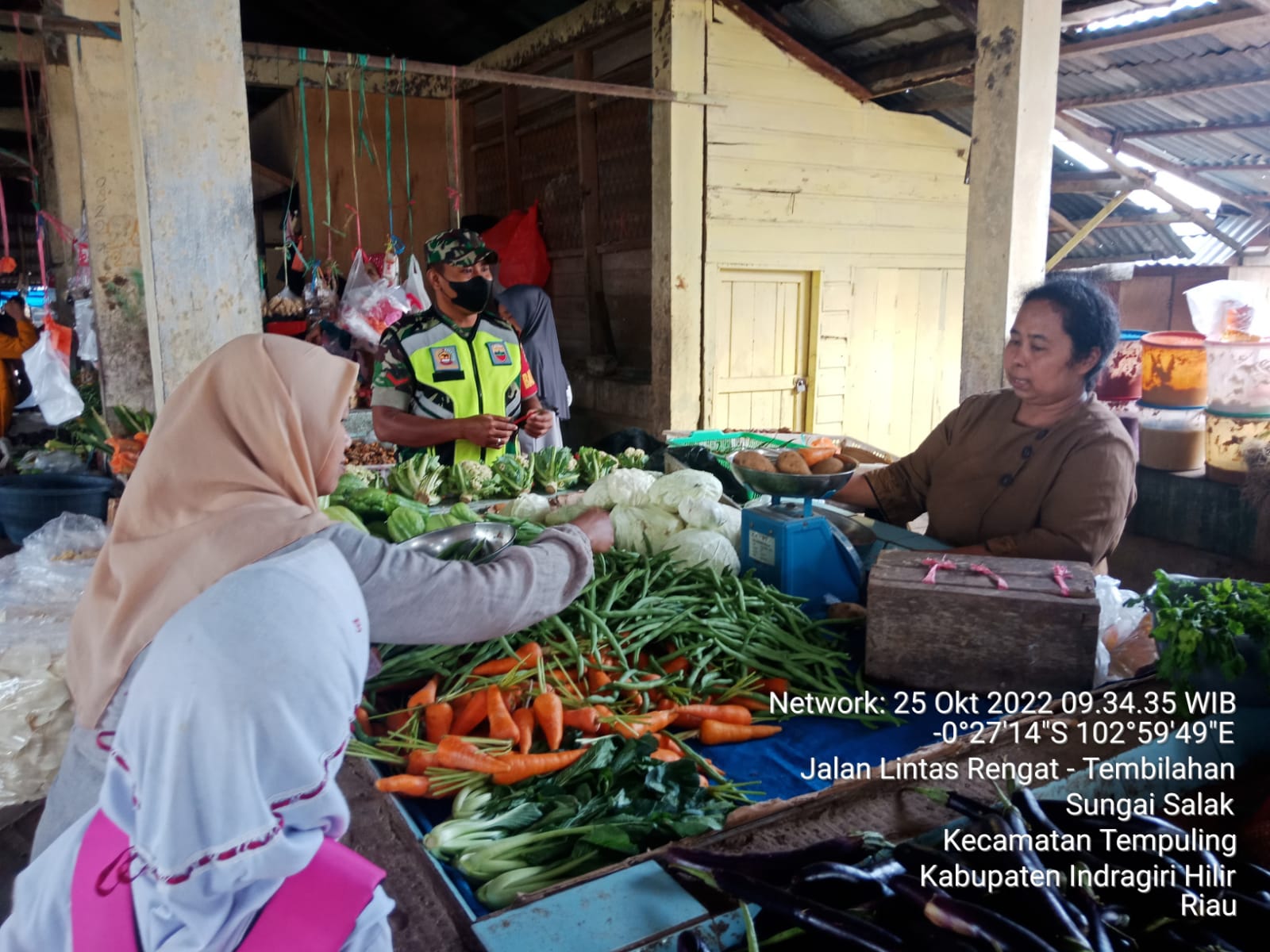 Babinsa Koramil 03/Tempuling Komsos Pada Pedagang Di Pasar