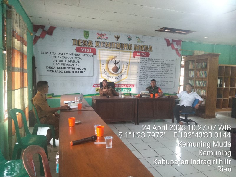 Babinsa Koramil 09/Kemuning Laksanakan Komsos dengan Aparat Desa