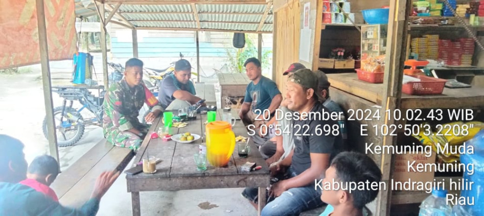 Babinsa Desa Kemuning Muda Gelar Komsos dengan Masyarakat