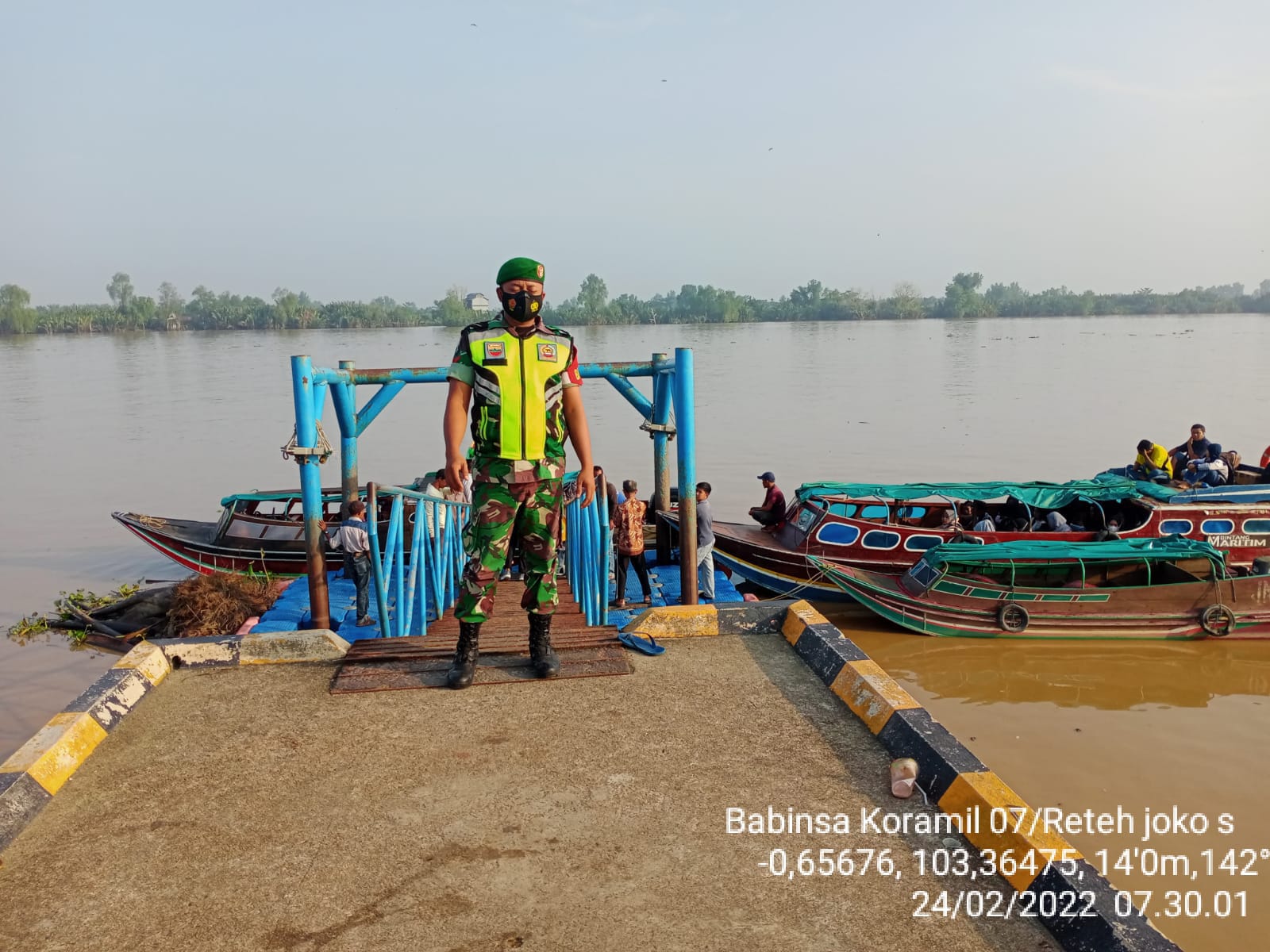 Babinsa Koramil 07/Reteh Tetap Rutin Pantau Prokes di Tempat-tempat Umum