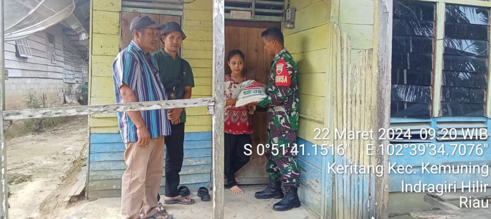 Jumat Berkah, Danramil 09/Kemuning Giat Lakukan Aksi Sosial di Binaan