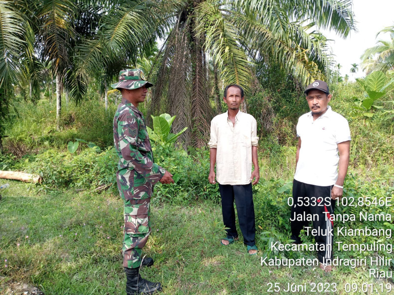 Babinsa Koramil 03/Tpl Serka Hendra Putra Komsos sekaligus Ajak Warga Patroli Karhutla