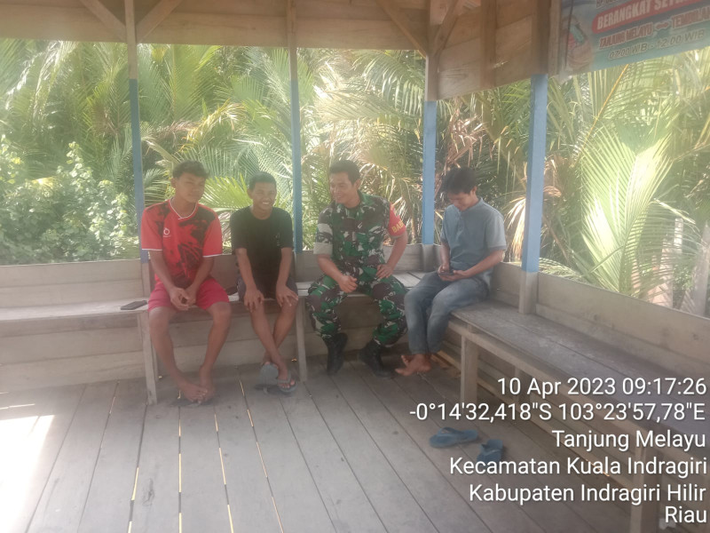 Bersama Remaja, Babinsa Koramil 04/Kuindra Ajak Jaga Keamanan Desa