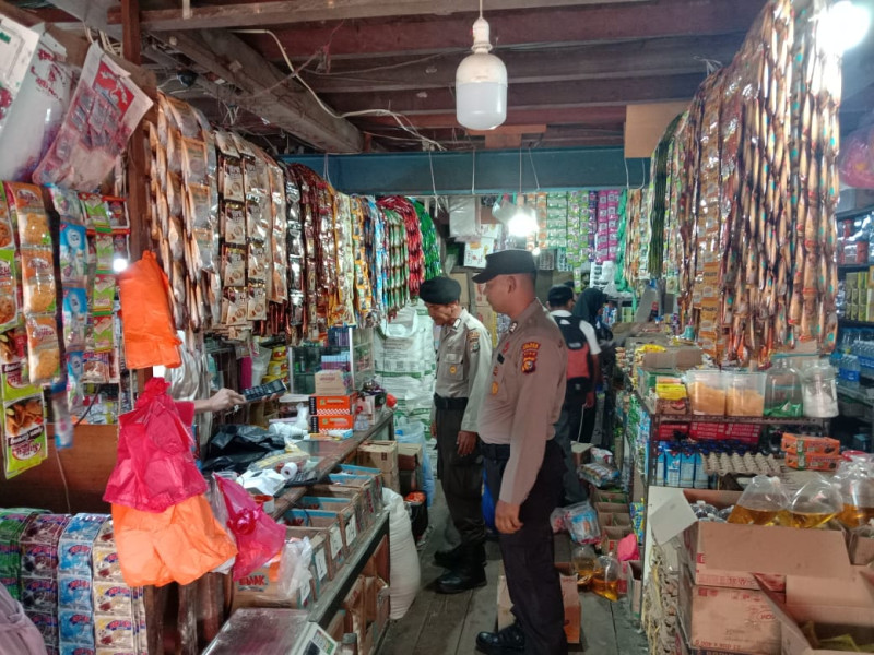 Cek Ketersedian dan Kestabilan Harga Sembako, Personil Polsek Gaung Sambang Toko Warga