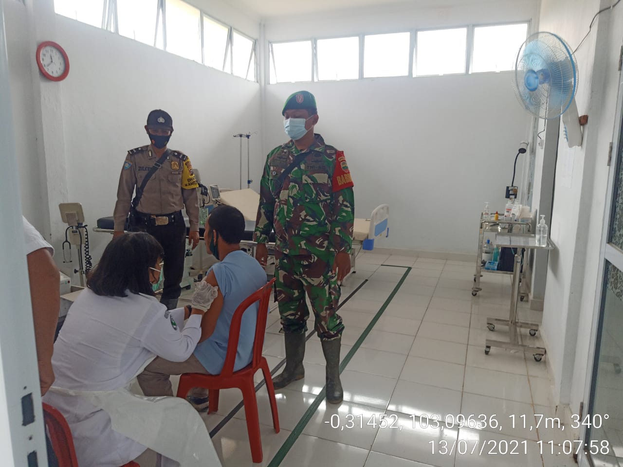 Aparat TNI Garda Terdepan, Babinsa Dampingi Vaksinasi Covid-19 di Batang Tuaka