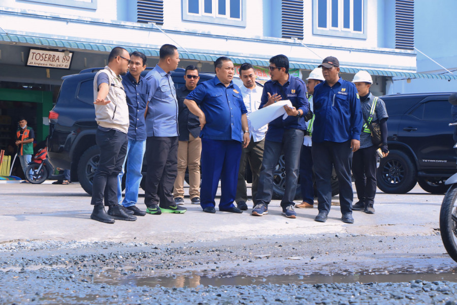 Pj Wako Pekanbaru Dampingi Pj Gubri Tinjau Perbaikan Jalan Rusak dan Wilayah Rawan Banjir