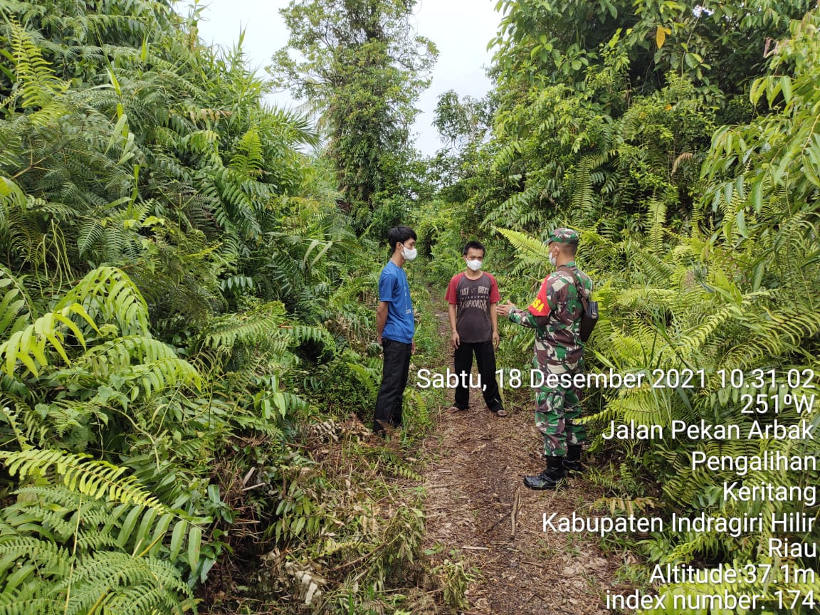 Patroli dan Sosialisasi Karhutla di Pengalihan Keritang Rutin Dilakukan Babinsa