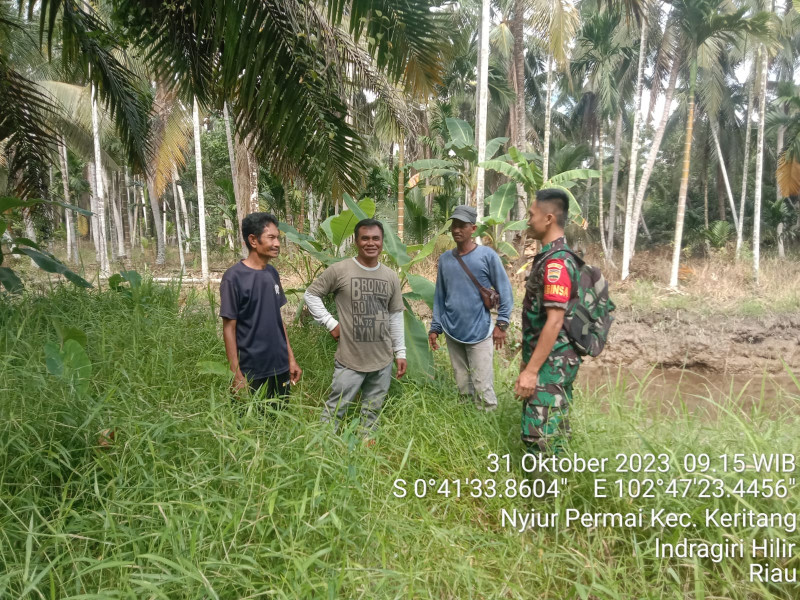 Babinsa Koramil 09/Kemuning Bersama-sama Melakukan Patroli Karhutla Sekaligus Sosialisasi
