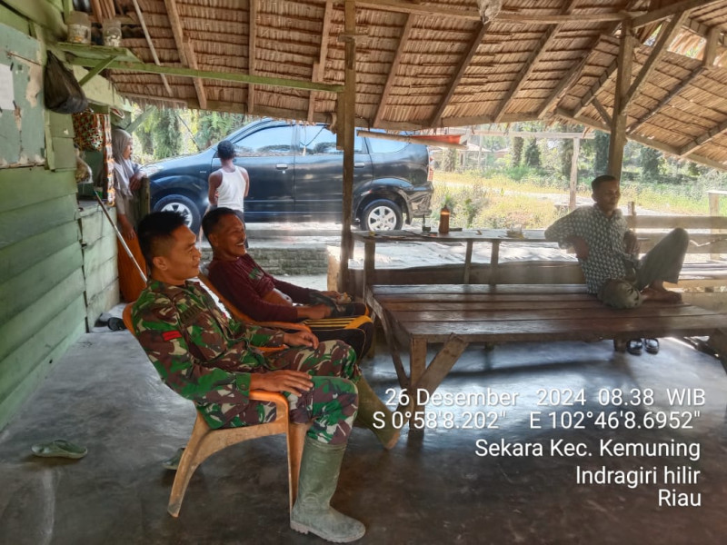 Babinsa Koramil 09/Kemuning Intens Gelar Komsos, Perkuat Hubungan Dengan Warga