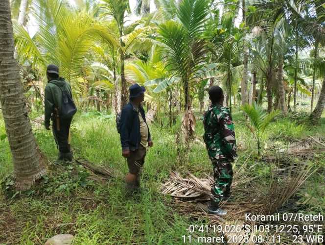 Babinsa Koramil 07/Reteh Pencegahan Karhutla di Binaan