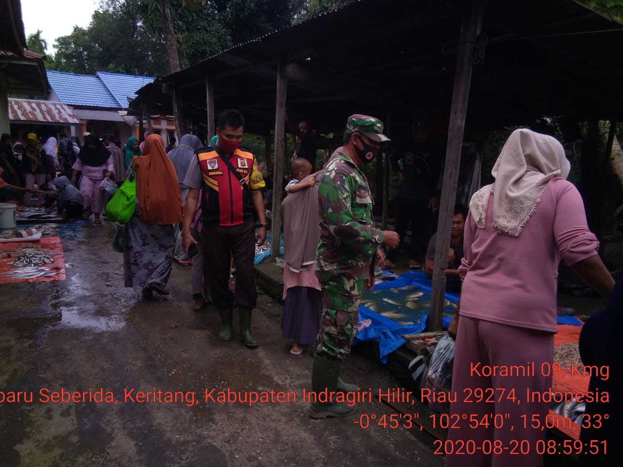 Terus Cegah Covid-19, Babinsa Koramil 09/Kemuning Lakukan Patroli Kesehatan di Pasar Kembang