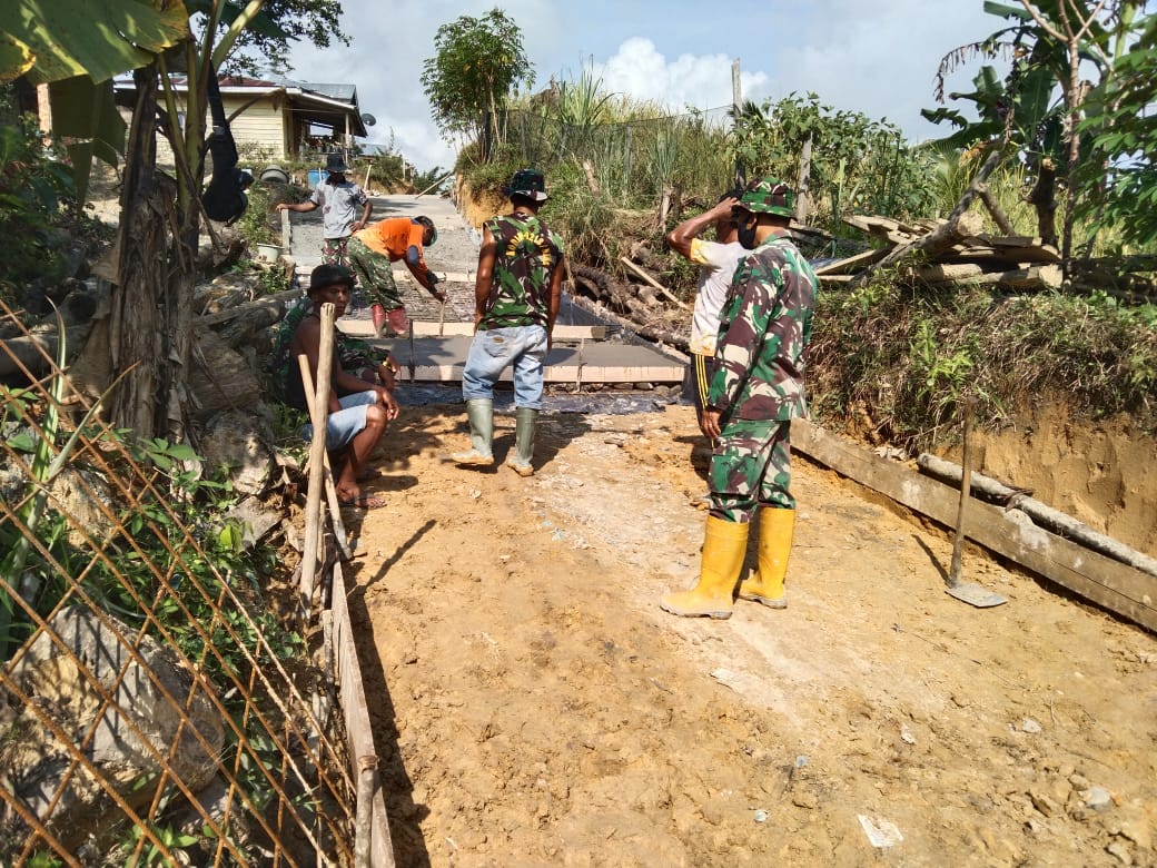 Danramil 13/Rokan Selaku Perwira Pengawas Mengecek Pekerjaan Semenisasi Pada TMMD Ke 110