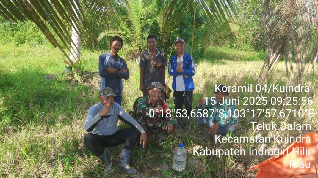Babinsa Koramil 04/Kuindra Intens Lakukan Komsos dengan Petani Desa Teluk Dalam
