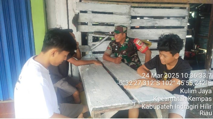 Babinsa Koramil 03/Tpl Ajak Para Pemuda Jaga Kamtibmas Dan Saling Menghargai Ibadah Puasa Ramadhan