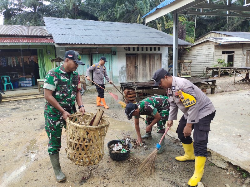 Koramil 09/Kemuning Bersama Polsek Tingkatkan Kesadaran Masyarakat Jaga Kebersihan