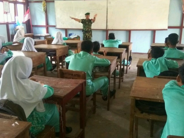 Babinsa Bayas Jaya Ajarkan Bela Negara Kepada Siswa SMP negeri 2 kempas