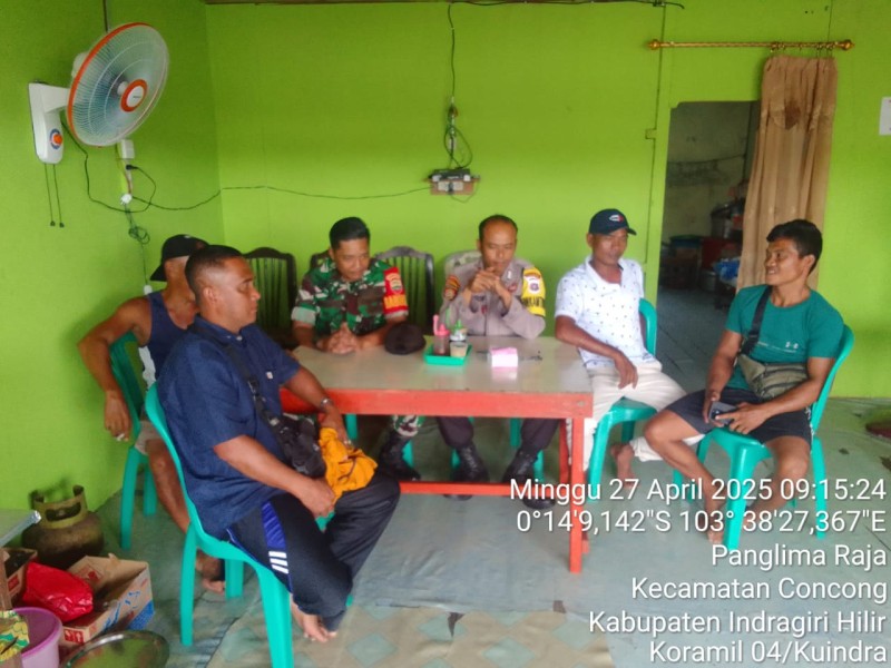 Babinsa Koramil 04/Kuindra Laksanakan Komsos untuk Menjalin Keakraban