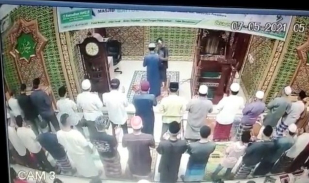 Video Detik-Detik Pemukulan Imam Masjid di Pekanbaru, Lihat Disini