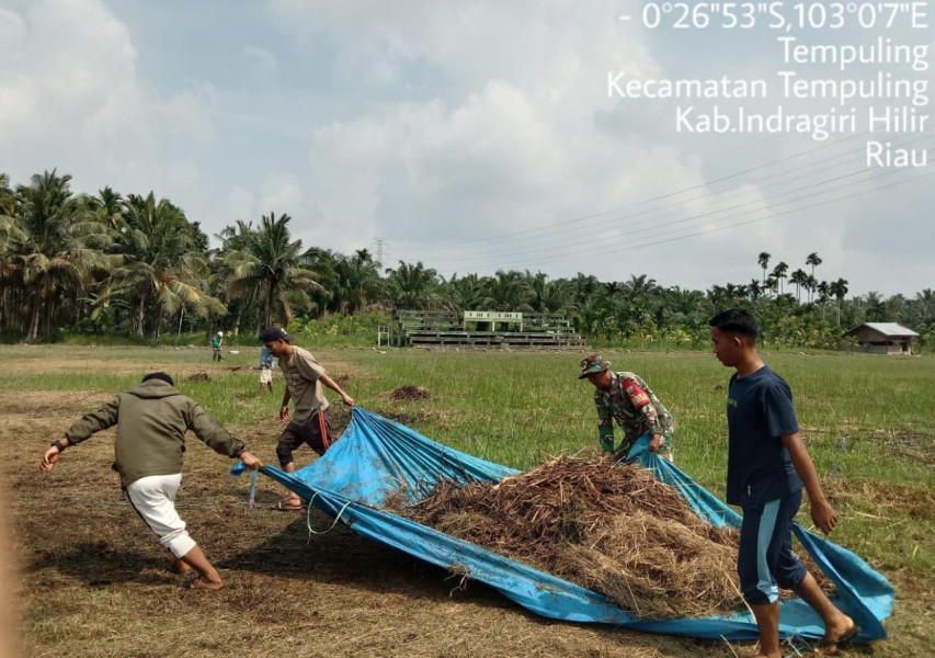 Babinsa 03/Tpl Serka Nuryadi Gotong Royong Pembersiban Lapangan Bola Kaki Bersama Warga
