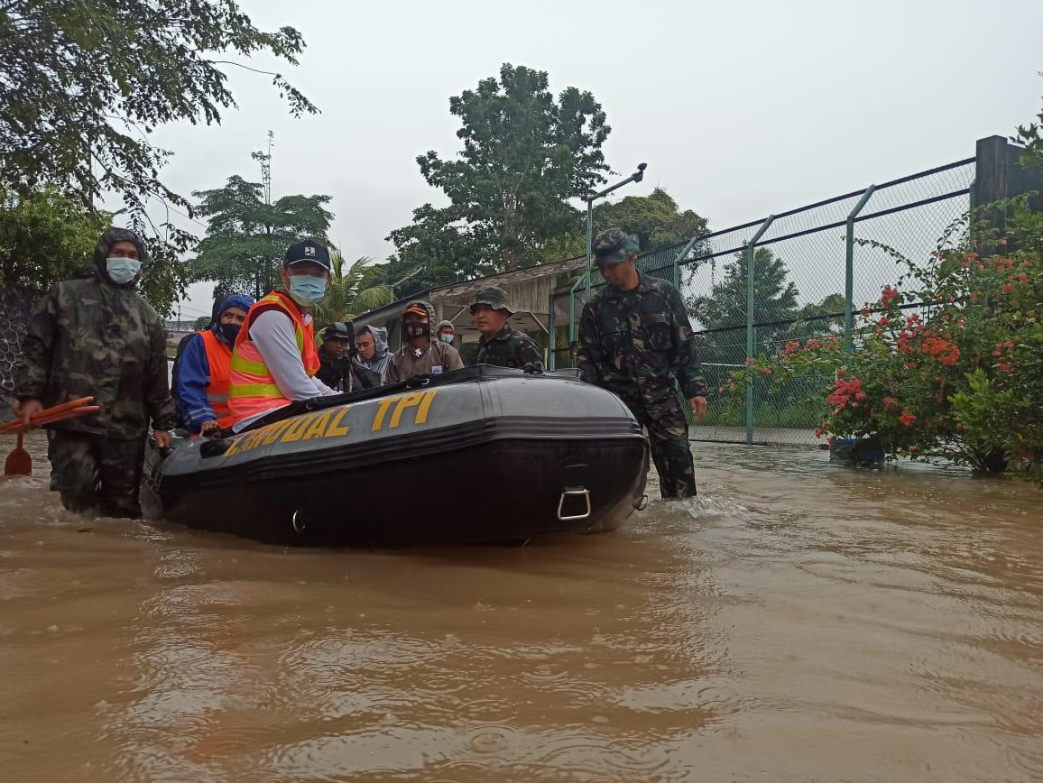 Di Tengah Guyuran Hujan Deras, Kapolres Tanjungpinang Tinjau Langsung Lokasi Banjir