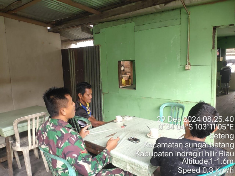 Babinsa Koramil 07/Reteh Ingatkan Masyarakat Jaga Kebersihan Lingkungan