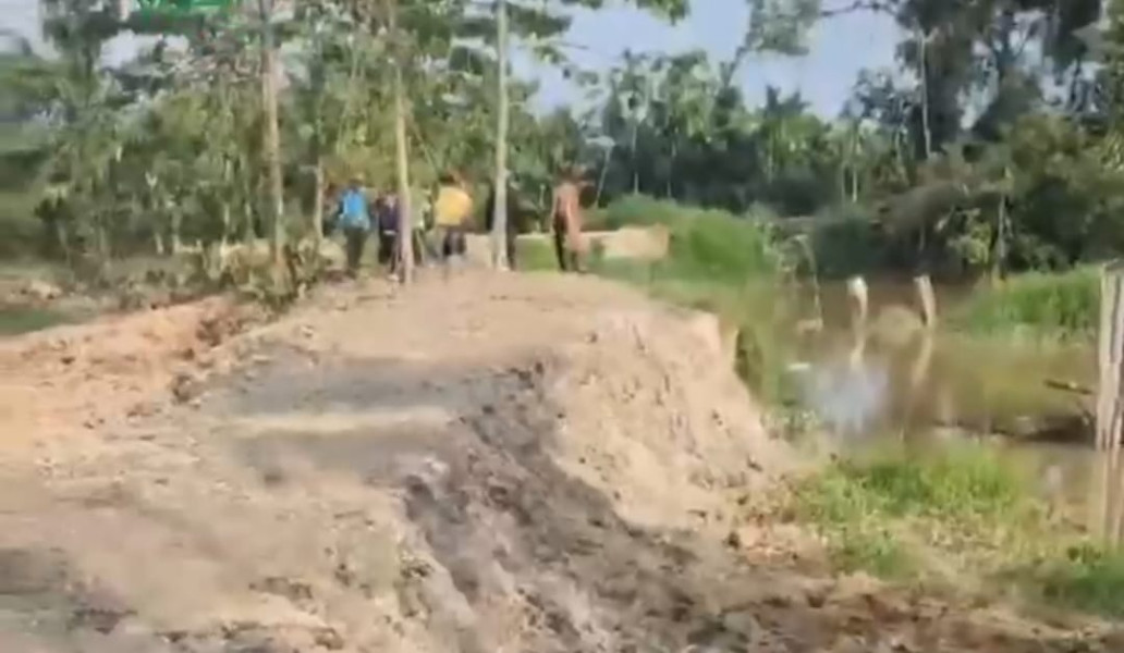 Masyarakat Gotong Royong Bangun Tanggul di Kuala Keritang - Talang Jangkang