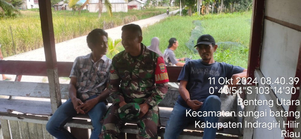 Ciptakan Kebersamaan, Koramil 07/Reteh Berbagi Informasi Terkait Situasi di Binaan