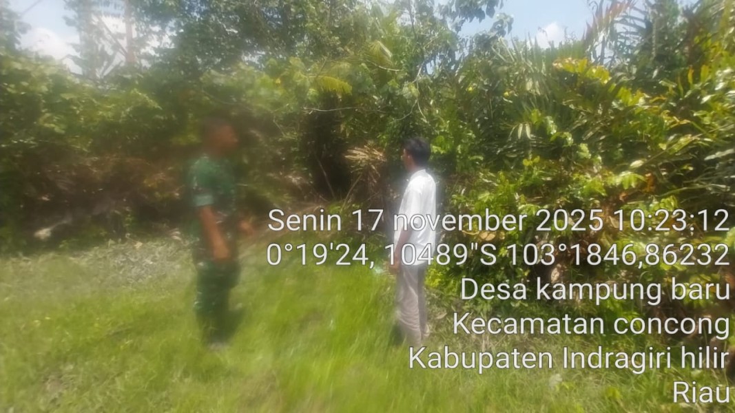 Melalui Patroli Tapal Batas, Babinsa Pratu J. Sembiring Terus Lakukan Pemantauan Terhadap Situasi di Binaan