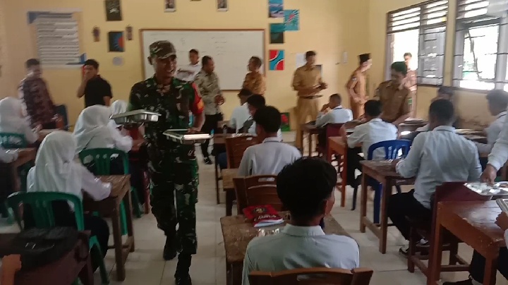 Babinsa di Kecamatan Kemuning Dukung Program Makan Bergizi Gratis untuk Anak Sekolah
