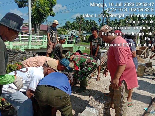 Manunggal Bersama Warga, Babinsa Sertu Mistar Koramil 03/Tpl Goro Bangun Gapura