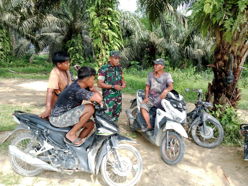 Ciptakan Kebersamaan Melalui Komsos Babinsa Koramil 09/Kmg Dengan Warga