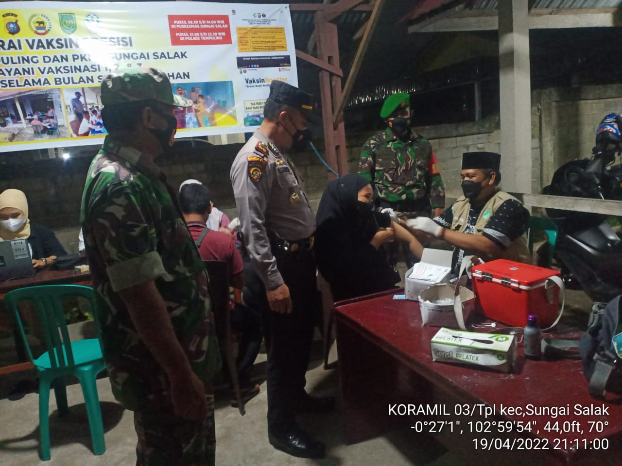 Babinsa Koramil 03/Tempuling Dampingi Vaksinasi Malam Hari