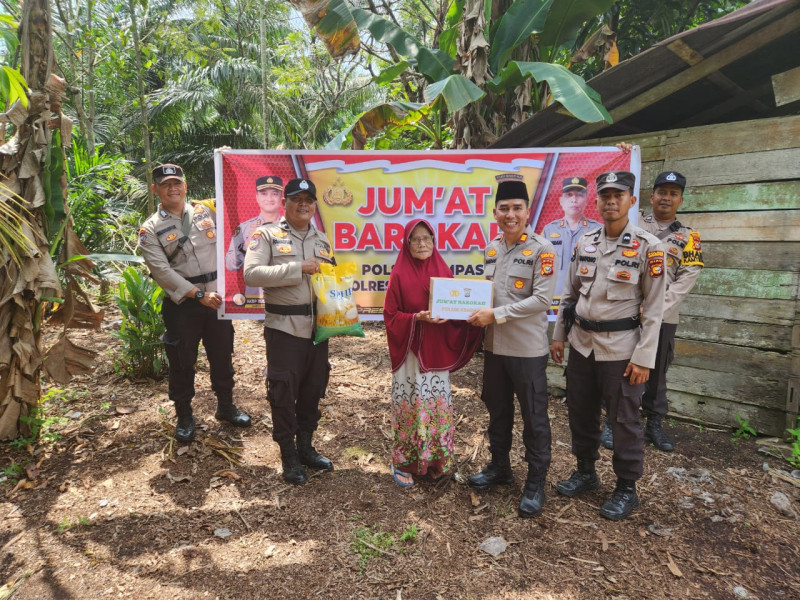 Kapolsek Kempas Berbagi Sembako pada bulan Ramadhan melalui Jumat Barokah
