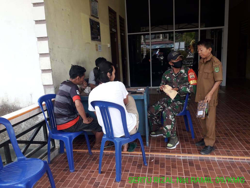 Babinsa Koramil 09/Kemuning Komsos Bersama Aparat Desa Kotabaru Seberida
