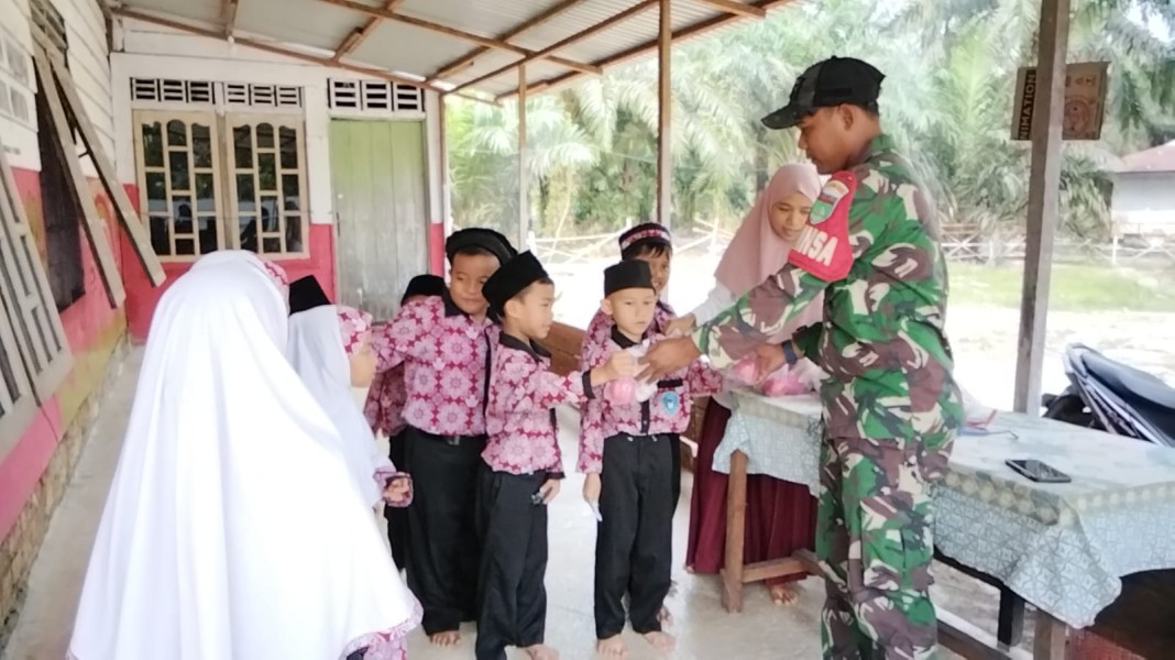 SERDA SUIRWANSAH BABINSA KORAMIL 03/TPL DUKUNG PROGRAM MBG, DAMPINGI PENYALURAN MAKANAN BERGIZI DI KEC. KEMPAS