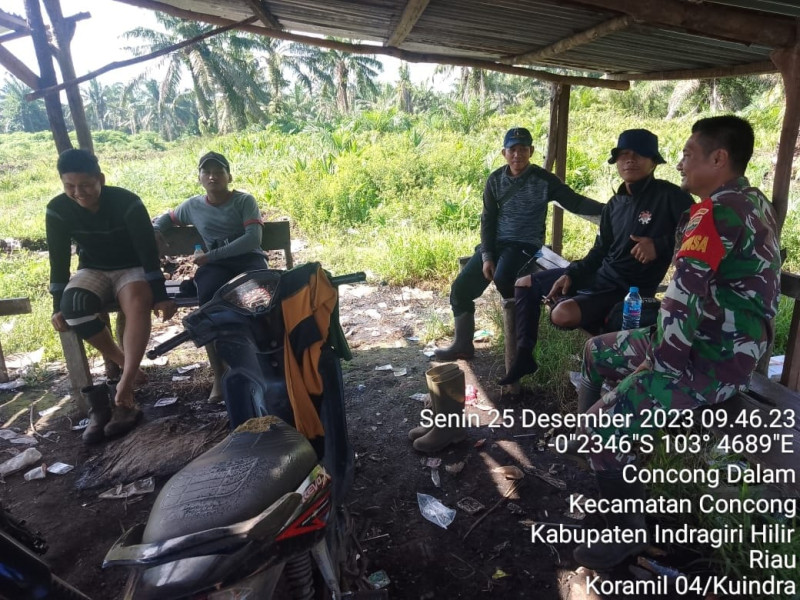 Koramil 04/Kuindra Tingkatkan Kebersihan di Kebun Guna Antisipasi Kebakaran Di Kebun