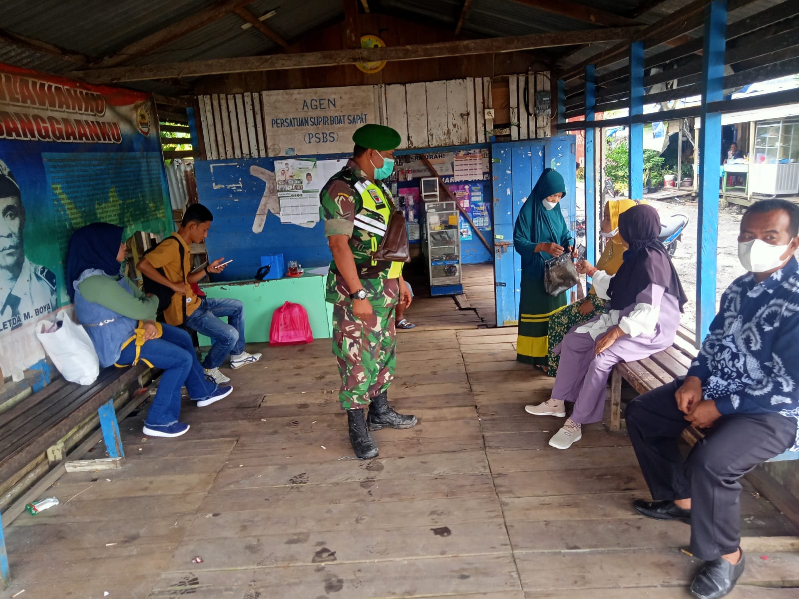 Koramil 04 /Kuindra bersama Satgas Covid-19 Adakan Kegiatan Penegakan Disiplin Prokes