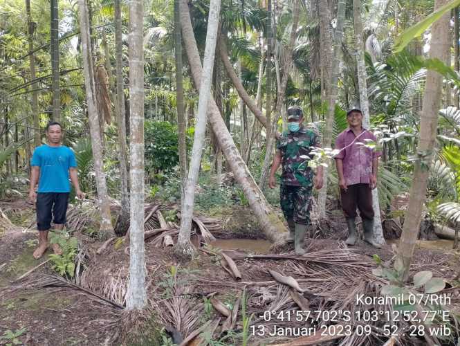 Patroli Daerah Rawan Karhutla Bersama Babinsa Koramil 07/Reteh di Binaan