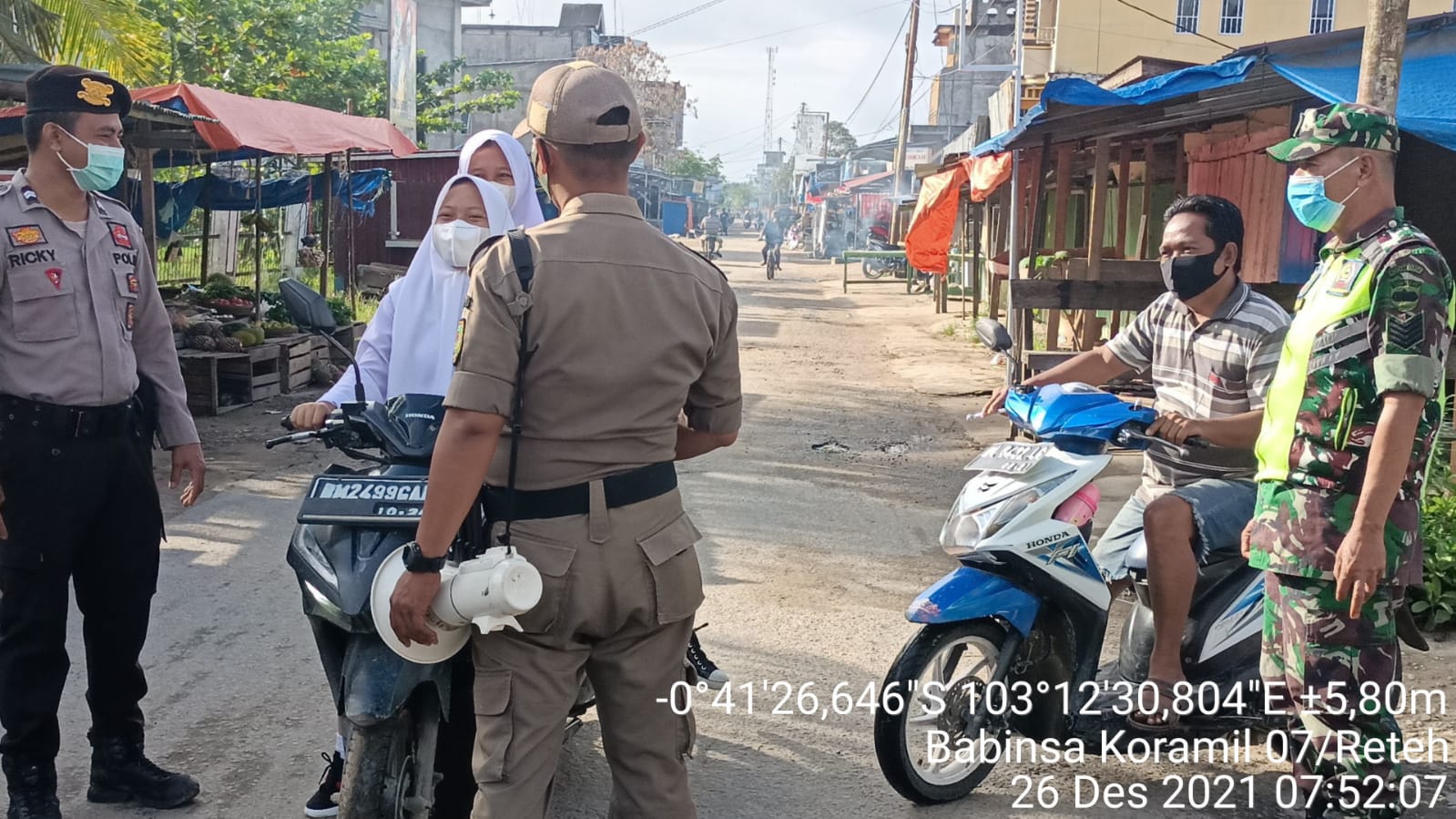 Guna Cegah Covid-19, Babinsa 07/Reteh dan Satgas Rutin Tegakkan Protkes