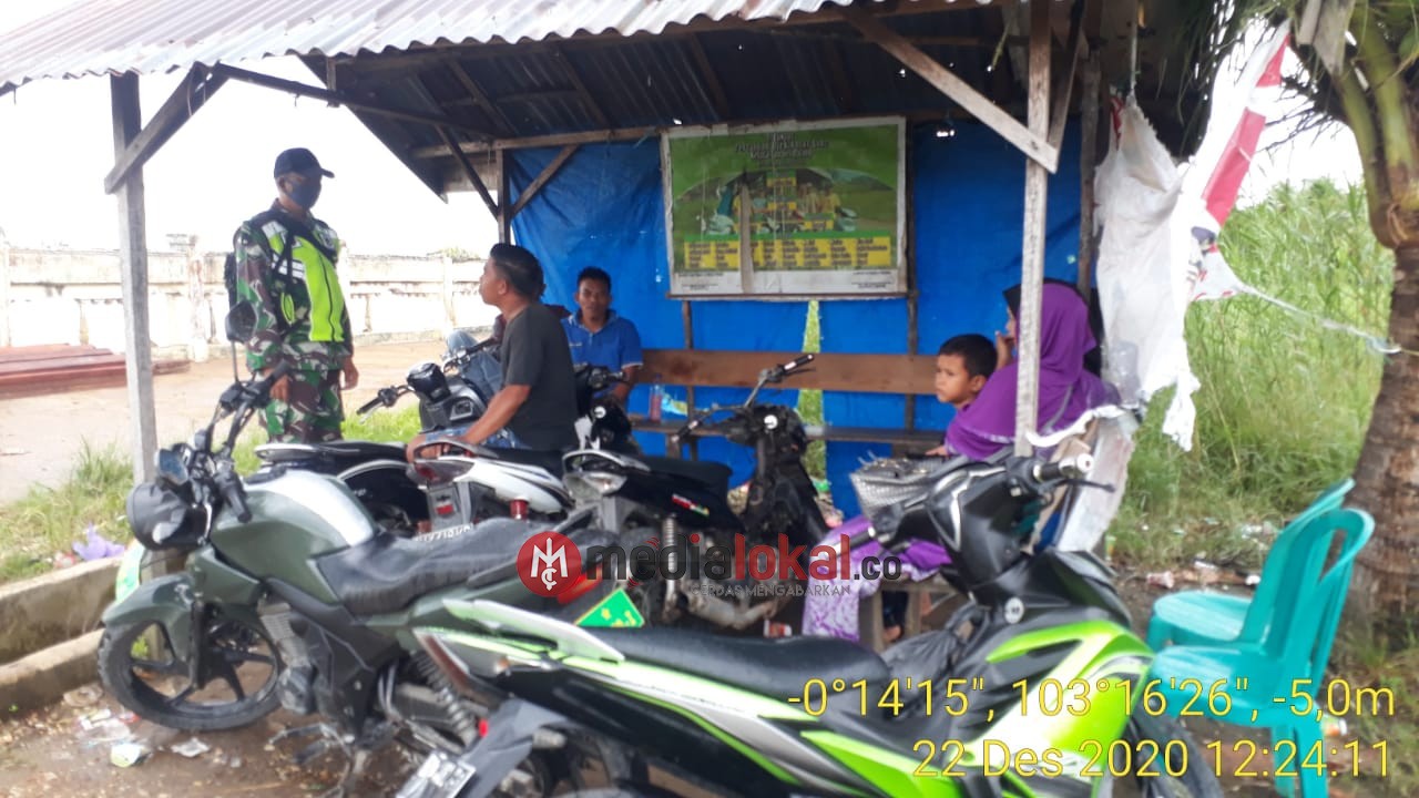 Gencar, Serda Januar Ingatkan Masyarakat Sungai Piring Terkait Protokol Kesehatan