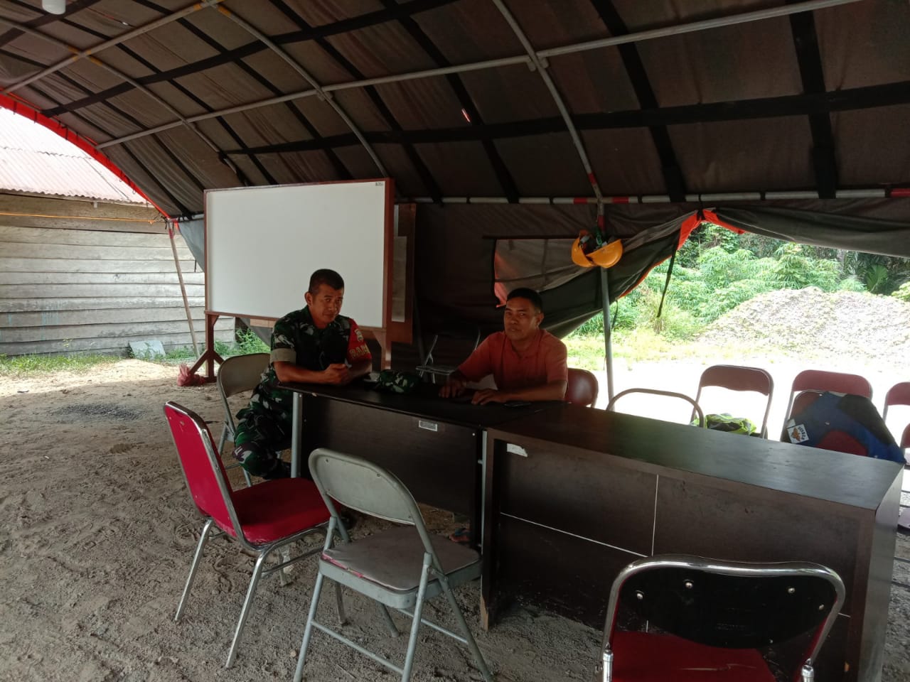 Babinsa Koramil 09/Kemuning Lakukan Pengawasan dan Pengecekan Hewan Ternak