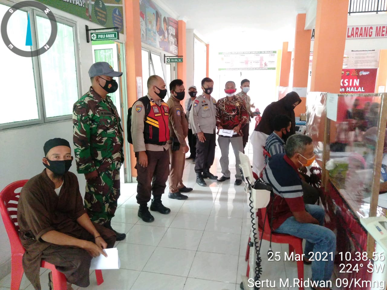 Babinsa Koramil 09/Kemuninh Lakukan Pengamanan Kegiatan Vaksin Tahap 1 di UPT Puskesmas Keritang Hul