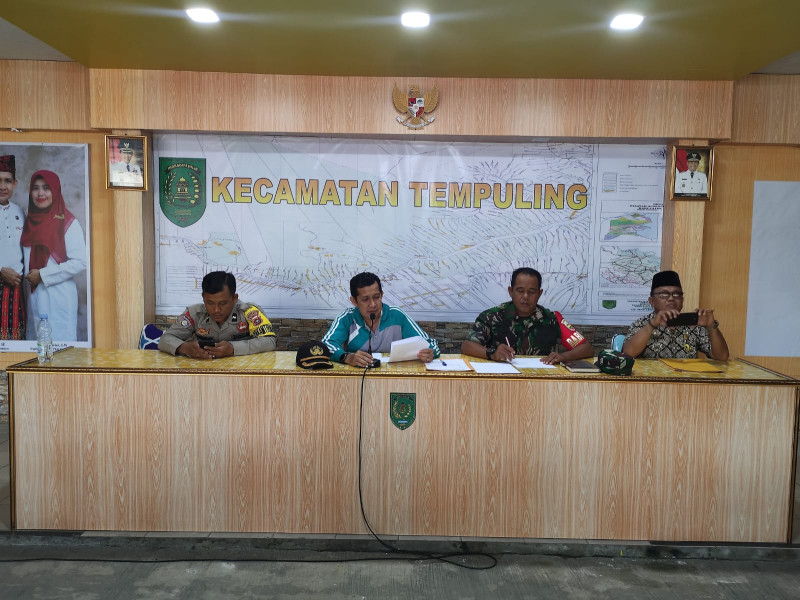 Matangkan Persiapan Hari Kemerdekaan, Babinsa Koramil 03/Tempuling Hadiri Rapat Jelang HUT RI Ke-78