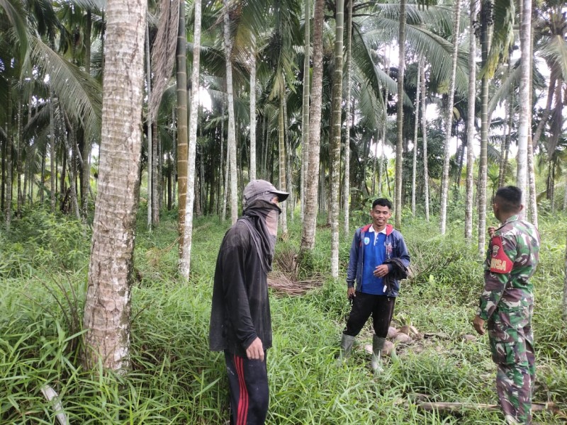 Pastikan Wilayahnya Bebas dari Titik Api, Babinsa Koramil 07/Reteh Terus Lakukan Sosialisasi dan Patroli