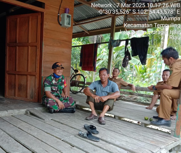 Babinsa Koramil 03/Tpl bersama Perangkat Desa Sambangi Warga Desa Binaan