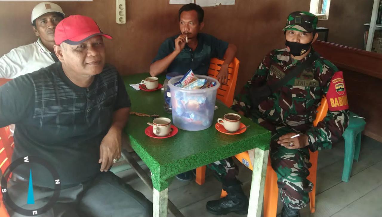 Babinsa 03/Tempulimg Komsos dengan Masyarakat Bangun ke Kompakan Hadapi Covid-19