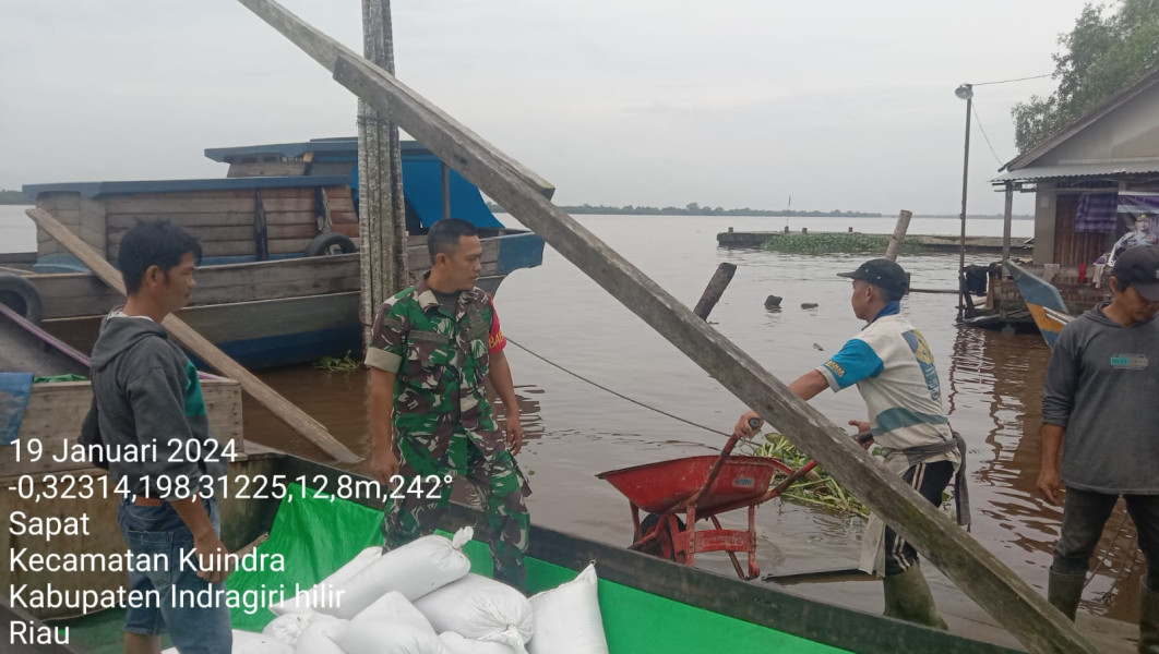 Diskusi Santai, Babinsa Koramil 04/Kuindra Dengarkan Keluhan Pekerja Langsir Pasir Sekaligus Jalin Silaturrahmi