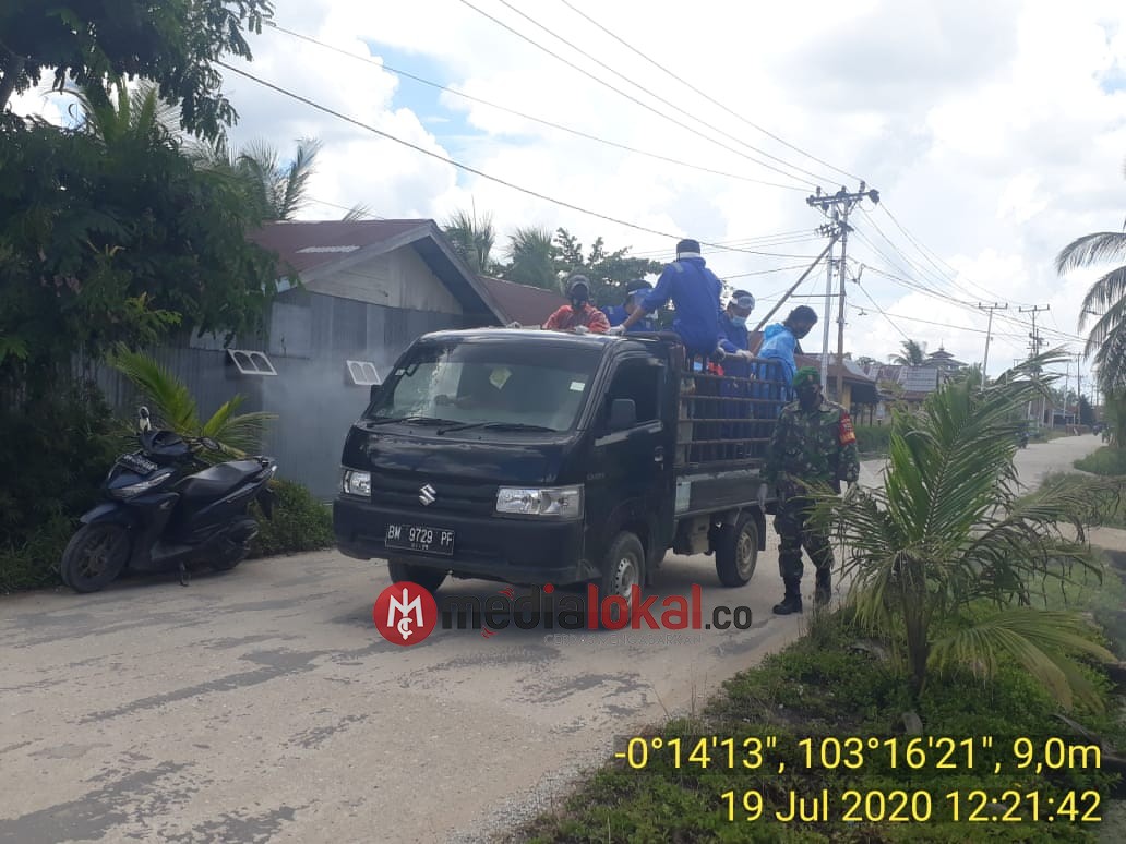 Semprot Sepanjang Jalan Desa Gemilang Jaya, Serda Januar Koramil 12/Batang Tuaka Antisipasi Covid-19