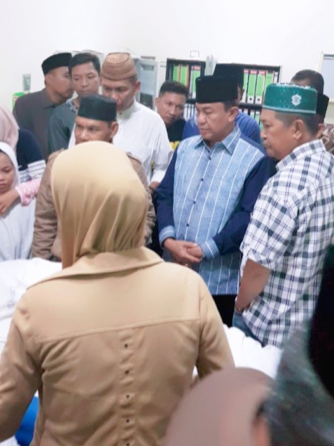 Bupati Inhil Melayat Mantan Wakil Ketua DPRD H Muslimin Mabbate Di RSUD Puri Husada Tembilahan